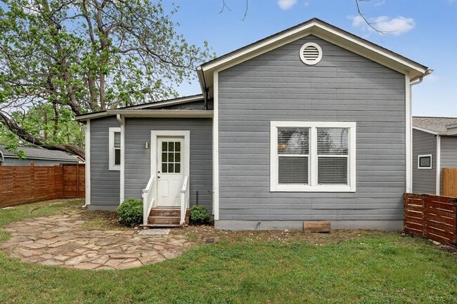 Photo - 806 E 3rd St