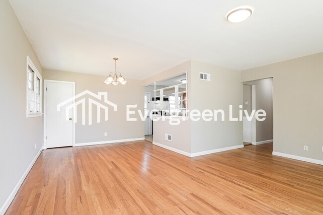 Photo - 380 S St Jacques St