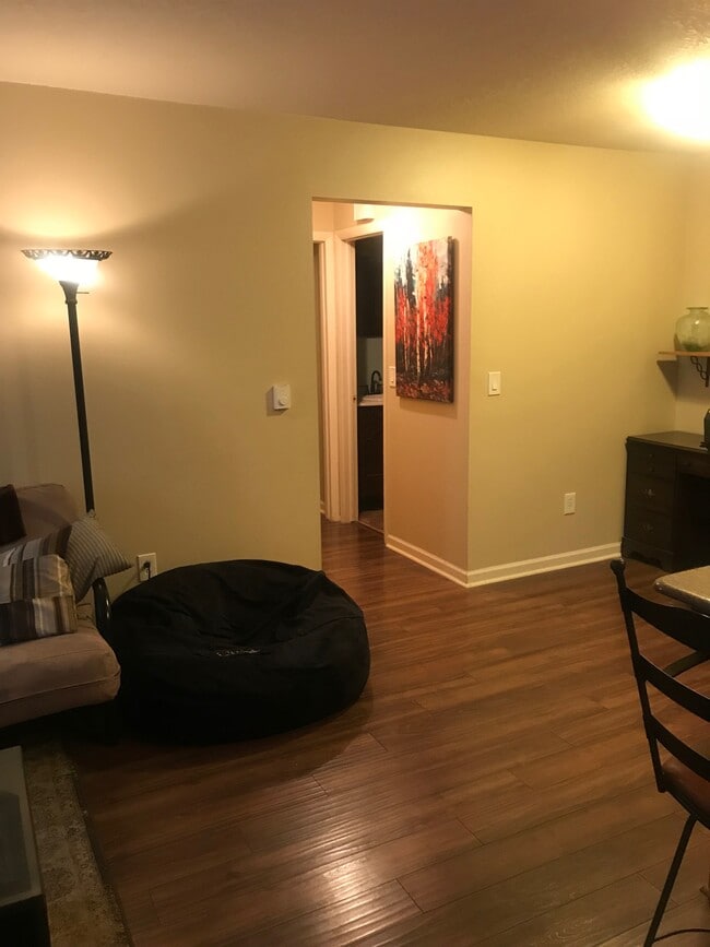 Sección central de la cocina/sala de estar abierta, entrada al baño/dormitorios - 1209 W Plum St Unidad B5