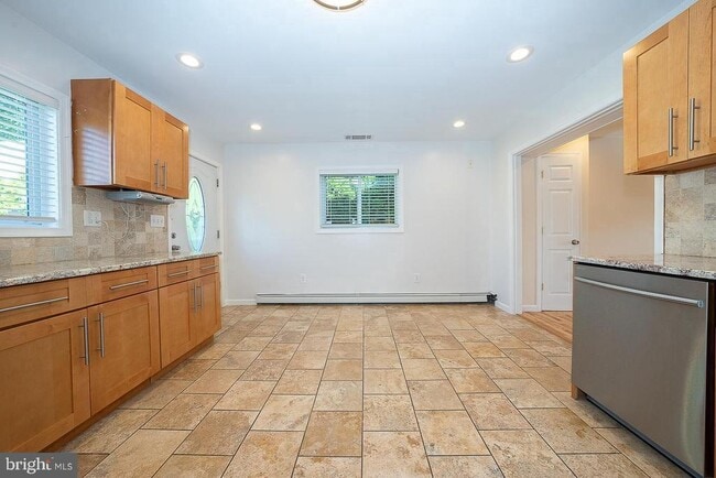 Photo - 6950 Fowler St