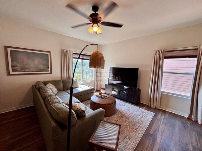 Photo - 914 Antrim Loop