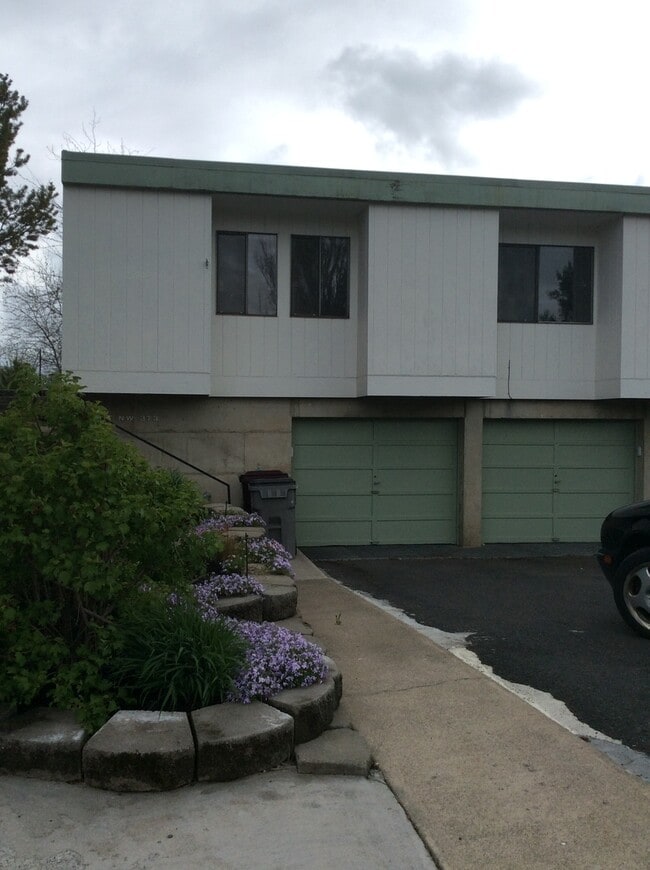 Building Photo - 3 bed, 2 bath on Military Hill!