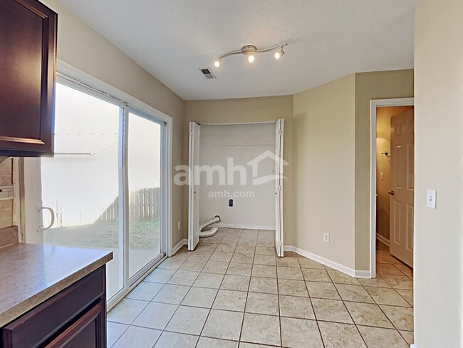 Photo - 4568 Hawthorn Dr