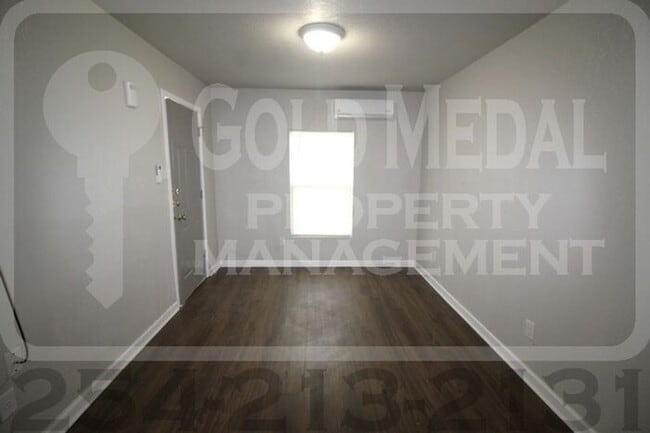 Photo - 711 W Avenue C