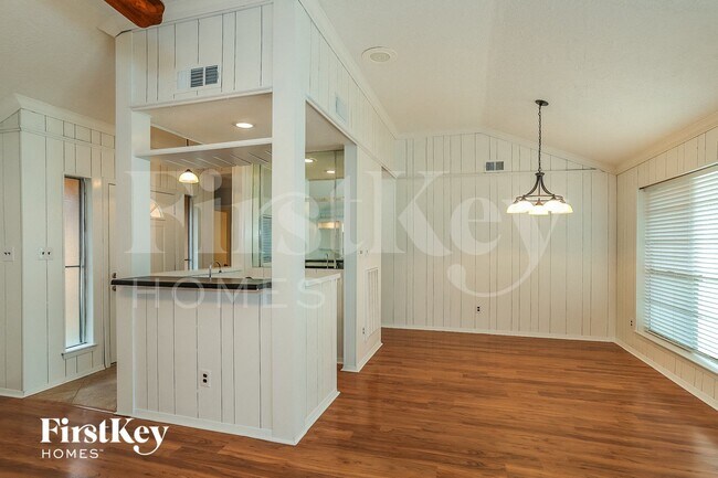 Photo - 613 W Castle Harbour Dr