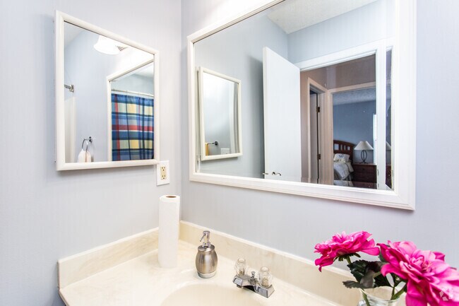 2BR, 1BA - 950 SF