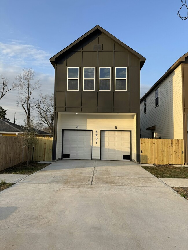 Photo - 4921 Pederson St