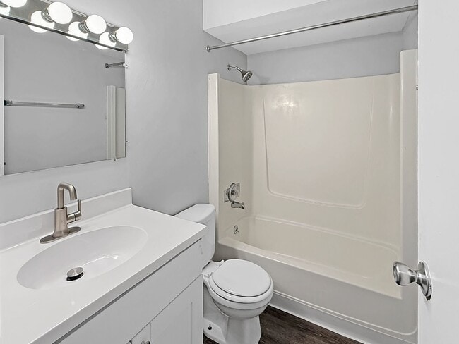 Photo - 2073 Andrew St SE