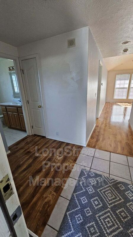 Photo - 2565 Burlington St NE