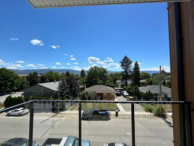 Photo - 305-1380 Pridham Ave