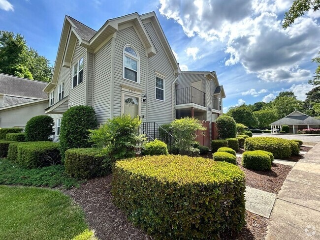 Building Photo - Charming 2-Bedroom Condo in the Heart of V...