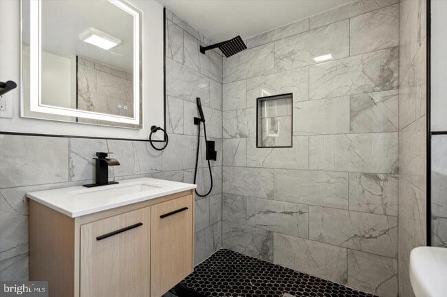 Building Photo - 109 W Thompson St Rental