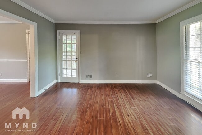 Photo - 990 Lynhurst Dr SW