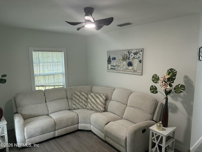 Photo - 1640 W 4th St