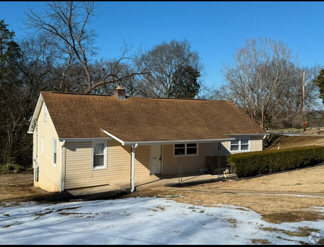 Building Photo - 3005 Cox Ln Rental