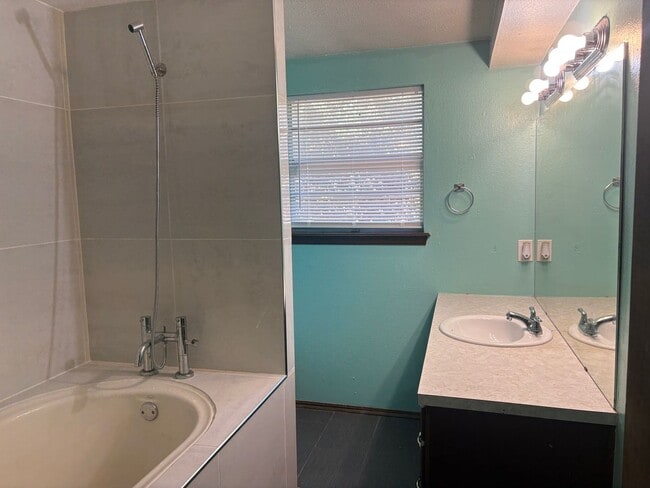 Photo - Three bedroom home in Del City