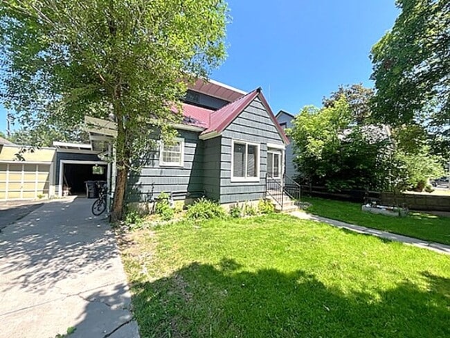 Photo - Newly Renovated Daylight Basement Duplex Apartment in Amazing Location! Unit B