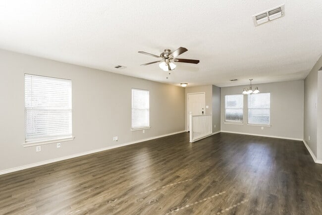 Photo - 320 Capricorn St