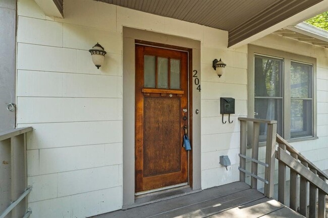 Photo - 204 W 46th St