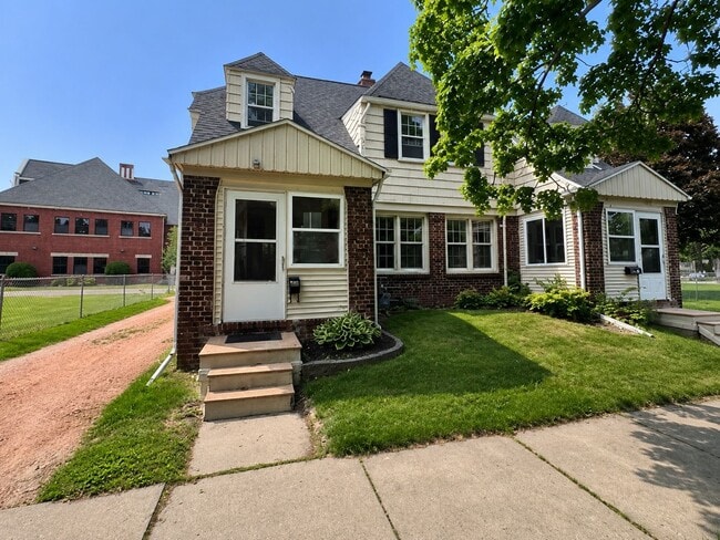 Photo - 620-622-622 Henrietta St