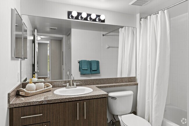 1BR, 1BA - 751SF - Bathroom