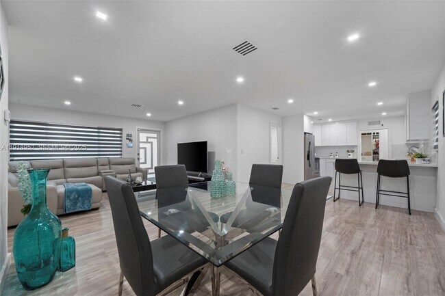 Photo - 850 SW 31st Ave