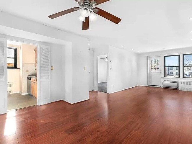 Photo - 1874 Pelham Pkwy S Unit LS