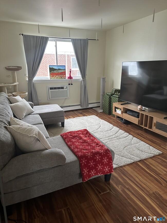 Building Photo - 4 Van Zant St Unit A5