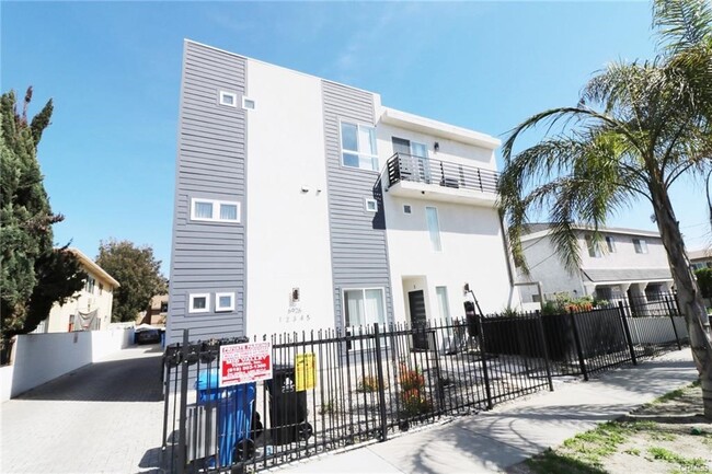 Building Photo - 6926 Morella Ave Rental