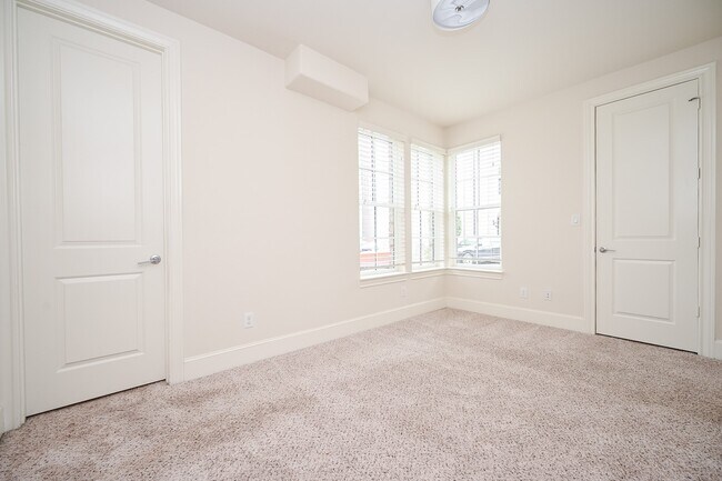 Photo - 9546 London Bridge Station