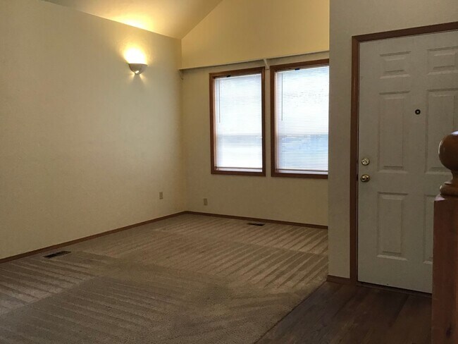 Photo - 3012 NE Glacier Way