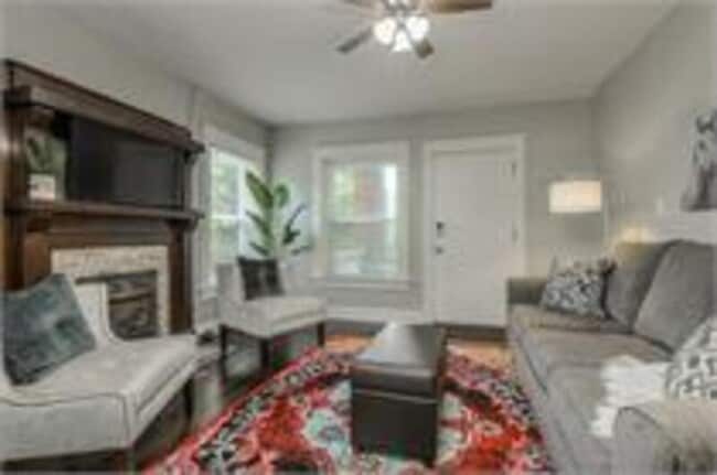 Photo - 2710 Holmes St