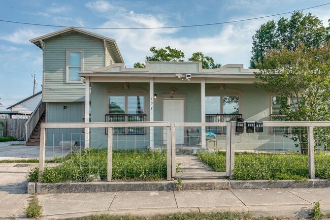 Building Photo - RENOVATED 4-BEDROOM IN SOUTH SAN ANTONIO
