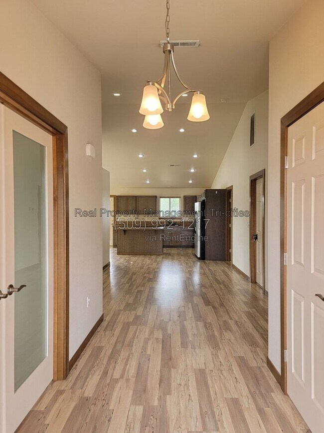 Photo - 689 Tanglewood Dr