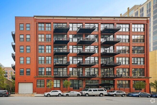 Building Photo - 525 W Superior St Unit 432 Rental