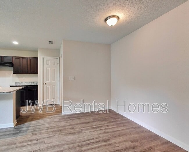 Photo - 452 Malcross Ave