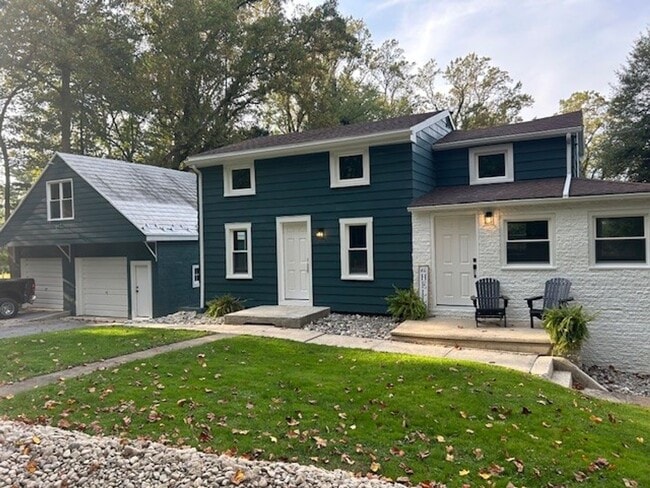 Building Photo - Remodeled Country House