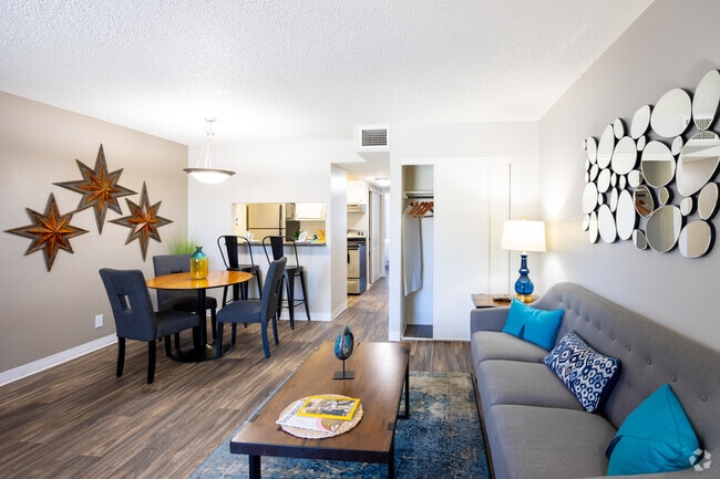 1BD, 1BA - 541SF - Living Room