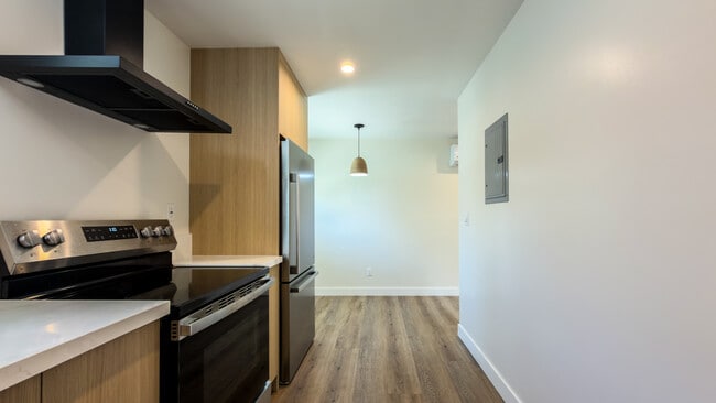 1346  S Dunsmuir Ave -1/2