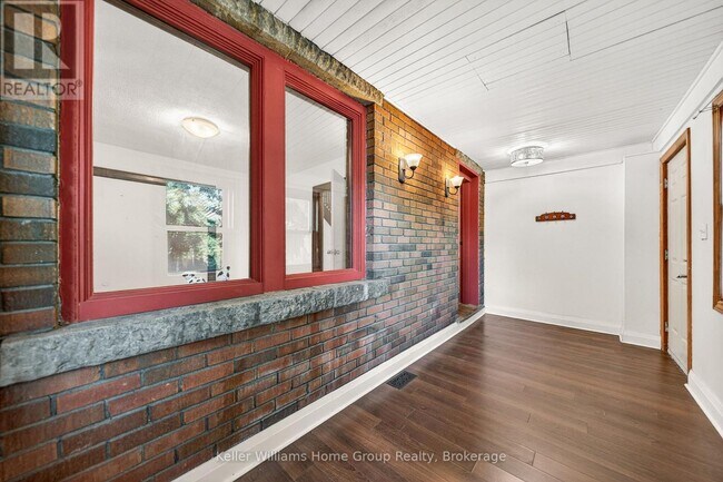 Photo - 483 Woolwich St