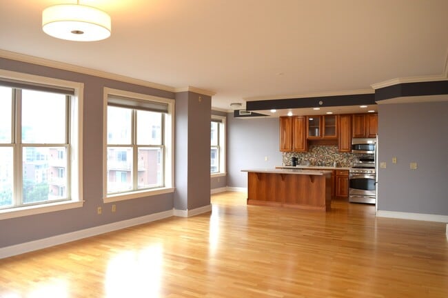 Building Photo - 360 W Washington Ave Unit 1001