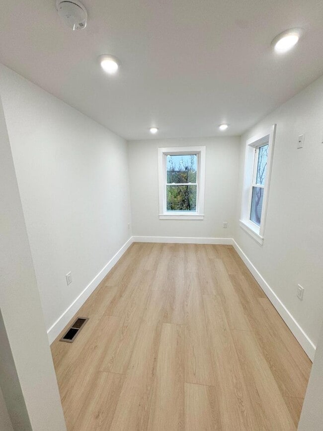 Photo - 116 E Huntingdon St