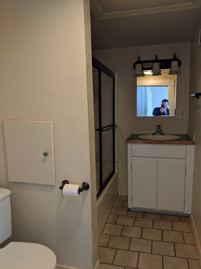 Photo - 319 W B St