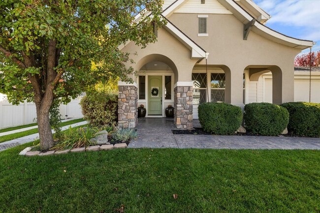 Photo - Spacious 5-Bedroom Home (plus bonus room) ...