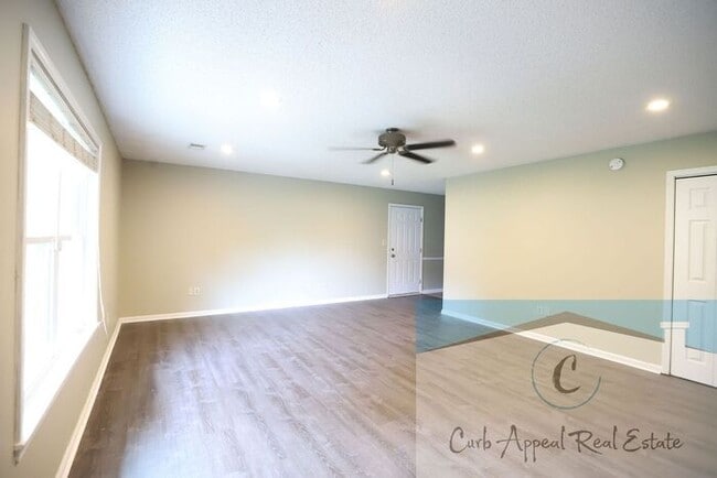 Photo - Nettleton Schools - 6 bed/ 3 bath 2,500 sq.ft.., back deck, fenced yard!!