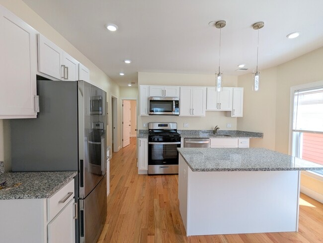 Building Photo - 2 Sacramento Pl Unit 3