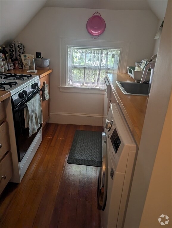 Building Photo - 185 Dean Rd Unit 3 Rental