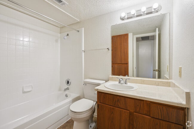 1BR, 1BA - 650SF - Bathroom