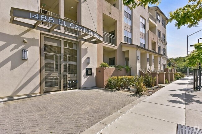 Building Photo - 1 Bed, 1 Bath Penthouse Level Condo w Park...