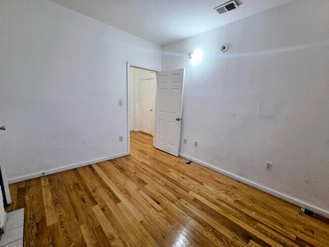 Building Photo - 162 Tonnelle Ave